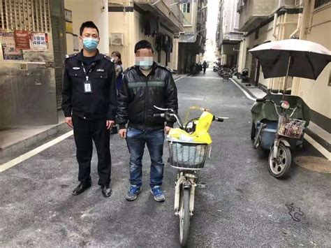 警察叔叔在查找一辆肇事汽车的车牌号