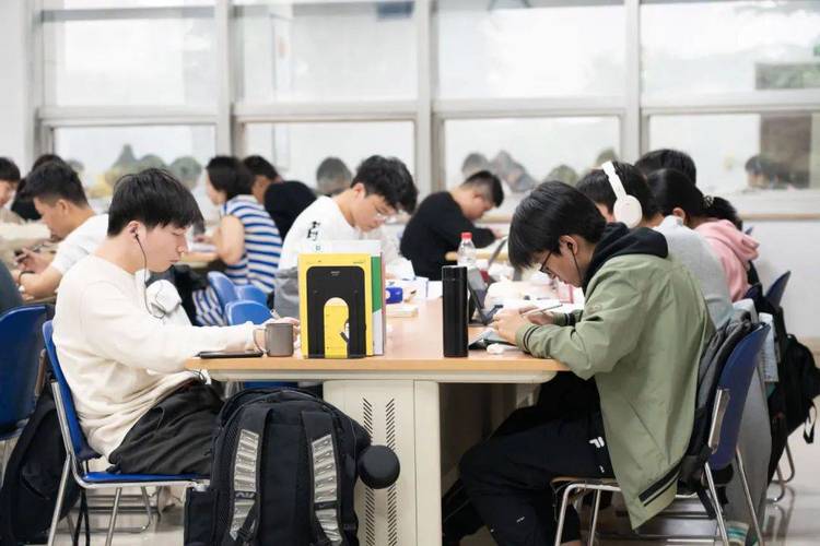 作家魏巍的报告文学最可爱的人记录的是什么