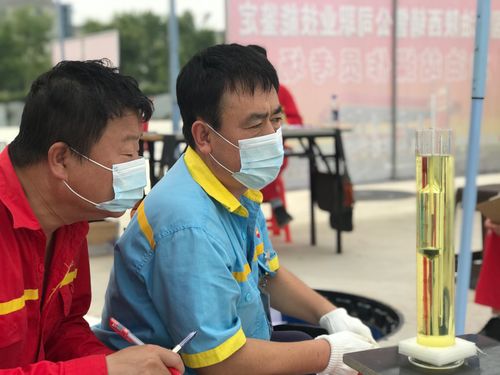 油品计量员专业培训指南

一、引言
-1.1油品计量员的重要性
-1.2培训的必要性

二、油品计量基础知识
-2.1油品的基本分类
-2.2计量单位与换算
-2.3油品物理化学性质

三、计量设备与技术
-3.1常用计量设备的介绍
-3.2计量设备的操作与维护
-3.3现代计量技术的应用

四、计量操作流程
-4.1计量前的准备工作
-4.2计量操作步骤
-4.3计量后的数据处理与记录

五、安全与法规
-5.1油品计量安全操作规程
-5.2相关法律法规概述
-5.3应急处理与事故预防

六、