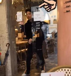 王思聪换头像回应当爹传闻后，被偶遇带美女在东京逛街，依旧潇洒