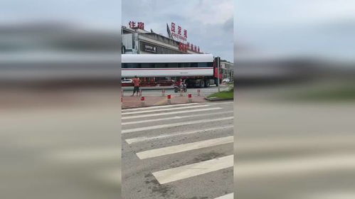 广东一货车撞上复兴号车厢，附近商户目睹全过程