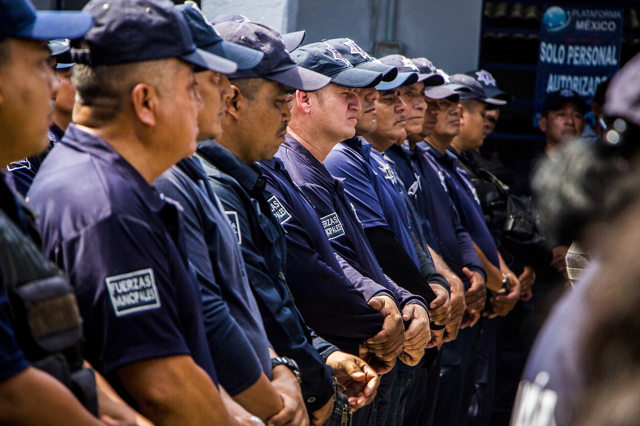 出入平安，囚犯警察合力救灾民的感人篇章