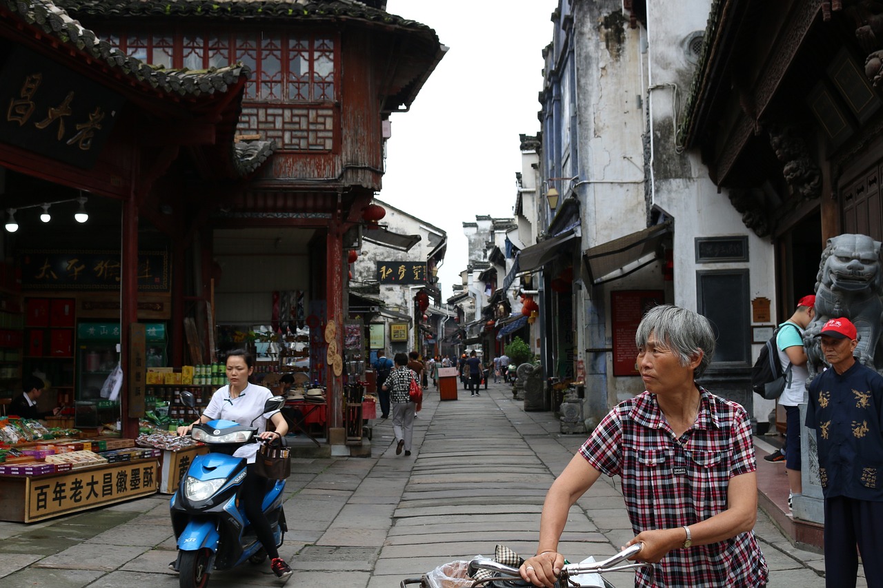 探索杭州公交站的韵味，城市生活的微缩艺术与流动风景